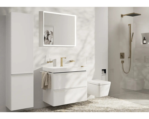 Modernes Badezimmer mit Waschtisch, Spiegel, Hochschrank und Toilette