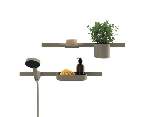 Badezimmerablage mit Brausekopf, Seife, Pflanze, Schwamm und Seifenspender