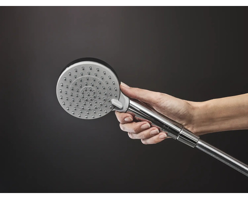 Douchette à main en métal tenue dans la main