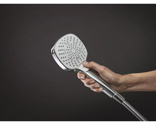 Douchette à main en métal tenue à la main