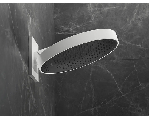 Runde Kopfbrause an einer dunklen Marmorwand