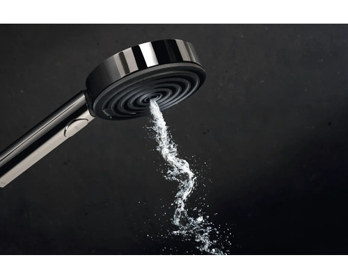 Douchette à main avec de l''eau courante sur fond sombre.