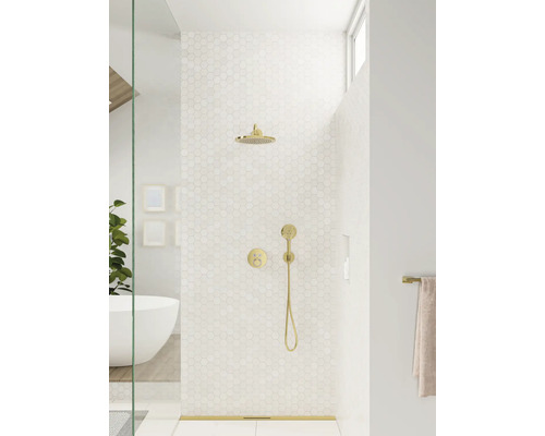 Modernes Badezimmer mit goldenem Duschsystem, bestehend aus Kopfbrause, Handbrause und Thermostat