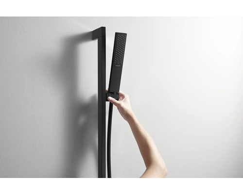 Brausestangenset mit Handbrause an einer Wand