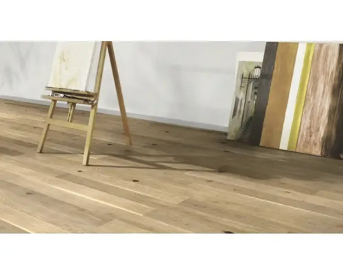 Plancher en bois clair avec chevalet et tableaux