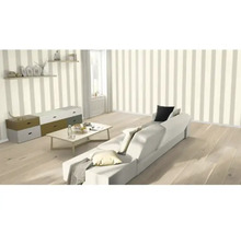 Salon avec papier peint à rayures, canapé, table et commode