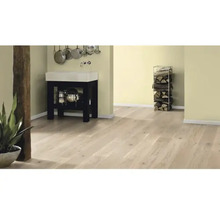 Pièce lumineuse avec plancher en bois, évier et stockage de bois