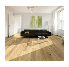 Salon lumineux avec parquet, canapé et œuvre d''art