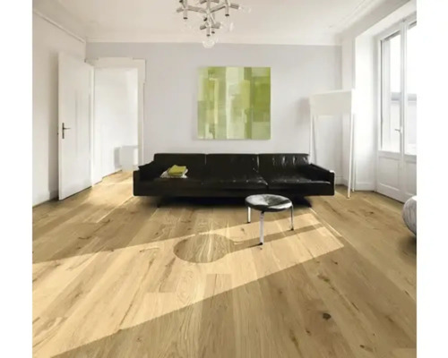 Salon lumineux avec parquet, canapé et œuvre d''art