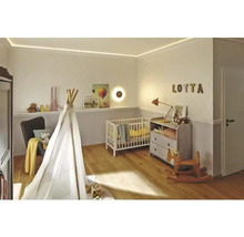 Chambre de bébé avec lit de bébé, tente de jeu, commode et plancher en bois