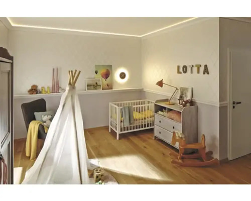 Chambre de bébé avec lit de bébé, tente de jeu, commode et plancher en bois