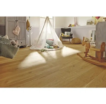 Chambre d''enfant lumineuse avec parquet en bois, tente de jeu et jouets
