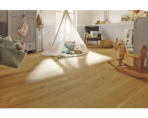 Chambre d''enfant lumineuse avec parquet en bois, tente de jeu et jouets