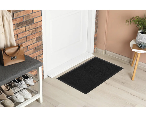 Fußmatte im Eingangsbereich vor einer Tür