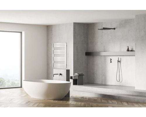 Modernes Badezimmer mit freistehender Badewanne und Handtuchwärmer