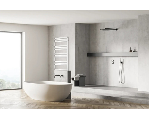 Salle de bains lumineuse avec baignoire îlot, sèche-serviettes et douche