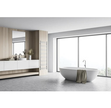 Helles Badezimmer mit freistehender Badewanne, Waschtisch und großem Fenster für Hornbach