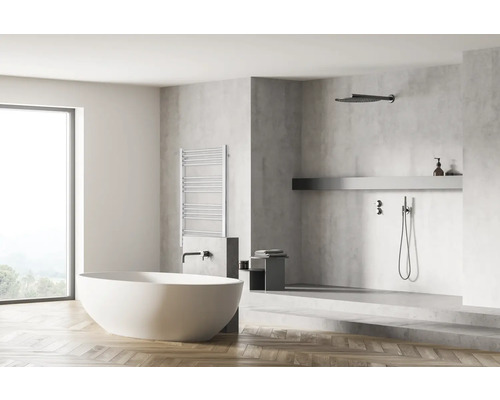 Helles Badezimmer mit Badewanne, Handtuchwärmer und Dusche