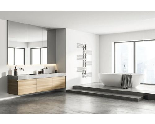 Helles Badezimmer mit Doppelwaschtisch, Spiegel, Handtuchwärmer und freistehender Badewanne