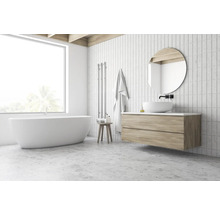 Modernes Badezimmer mit Badewanne, Waschtisch, Spiegel und Handtuchheizkörper