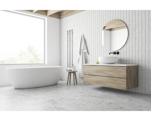 Modernes Badezimmer mit Badewanne, Waschtisch, Spiegel und Handtuchheizkörper