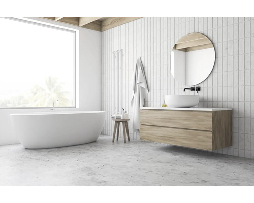 Helles Badezimmer mit freistehender Badewanne, Waschtisch und runden Spiegel