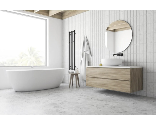 Modernes Badezimmer mit Badewanne, Waschtisch und Handtuchwärmer