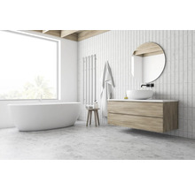 Helles Badezimmer mit Badewanne, Waschtisch und Spiegel