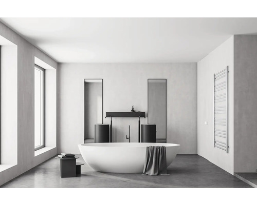 Helles Badezimmer mit Badewanne, Waschtischen, Spiegeln und Handtuchwärmer