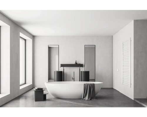 Helles Badezimmer mit Badewanne, Waschbecken und Spiegeln