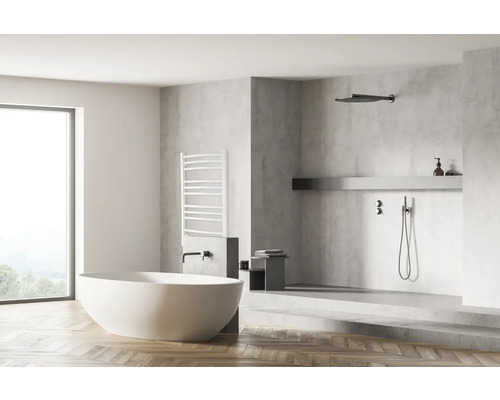 Helles Badezimmer mit Badewanne, Handtuchwärmer und Dusche