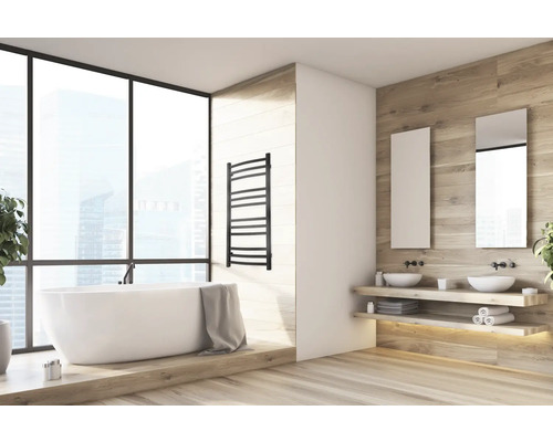 Modernes Badezimmer mit freistehender Badewanne, Handtuchwärmer und Doppelwaschtisch