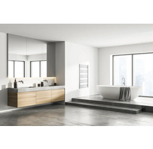 Modernes Badezimmer mit Badewanne, Waschtisch und Handtuchwärmer