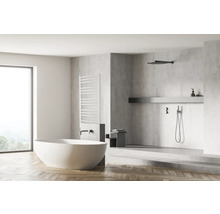 Helles Badezimmer mit freistehender Badewanne, Handtuchwärmer und Dusche