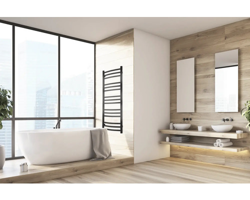 Helles Badezimmer mit Badewanne, Handtuchwärmer und Doppelwaschtisch