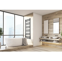 Helles Badezimmer mit freistehender Badewanne, Handtuchwärmer und Doppelwaschbecken.