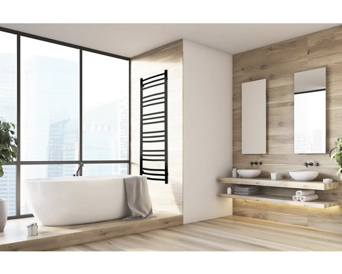 Helles Badezimmer mit freistehender Badewanne, Handtuchwärmer und Doppelwaschbecken.