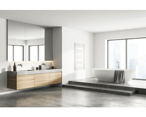 Salle de bain moderne avec meuble double vasque, miroir et baignoire îlot.