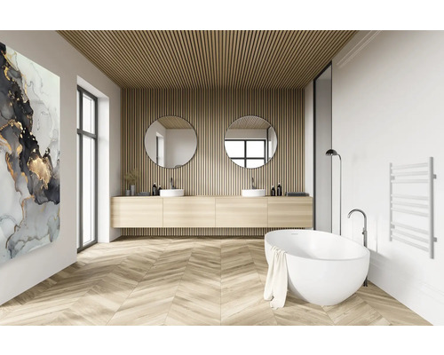 Modernes Badezimmer mit Doppelwaschtisch, Spiegeln, Badewanne und Holzverkleidung