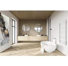 Helles Badezimmer mit Doppelwaschtisch, Badewanne und Handtuchwärmer