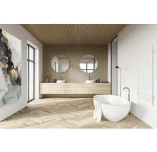 Badezimmer mit Waschtisch, Spiegeln, Badewanne und Holzverkleidung