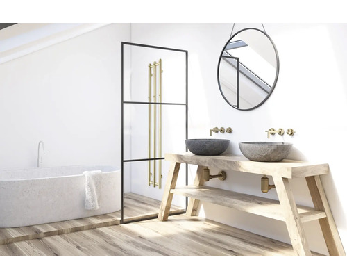 Helles Badezimmer mit Badewanne, Waschtisch mit zwei Becken, Spiegel und Duschabtrennung