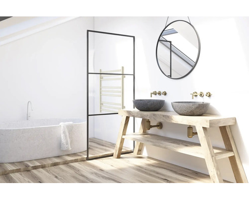 Badezimmer mit Badewanne, Waschtisch mit zwei Waschbecken und Spiegel