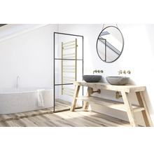Helles Badezimmer mit Badewanne, Waschtisch mit zwei Waschbecken und Heizkörper