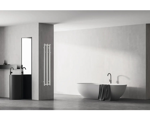 Helles Badezimmer mit freistehender Badewanne, Waschtisch und Handtuchwärmer