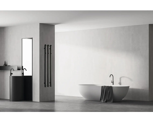 Helles Badezimmer mit freistehender Badewanne, Waschbecken und Handtuchwärmer