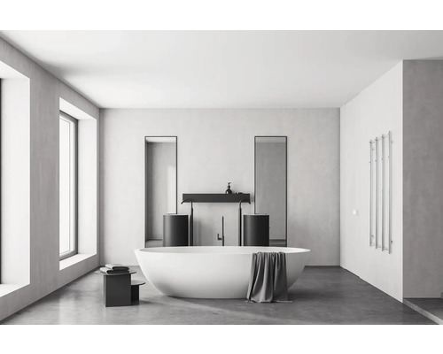 Badezimmer mit freistehender Badewanne, Waschtischen und Spiegeln