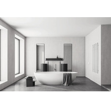 Badezimmer mit Badewanne, Waschbecken, Spiegeln und Heizkörper