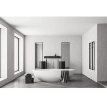 Helles Badezimmer mit freistehender Badewanne, Waschtischen, Spiegeln und Handtuchwärmer