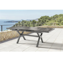 Table de jardin extensible avec plateau gris et piètement en métal sur une terrasse